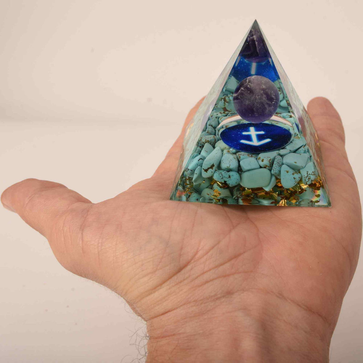 Piramida de Energie Orgonica 6 cm cu Cristale de Vindecare specifice Zodiei Berbec pentru Relaxare, Meditatie si Ornament
