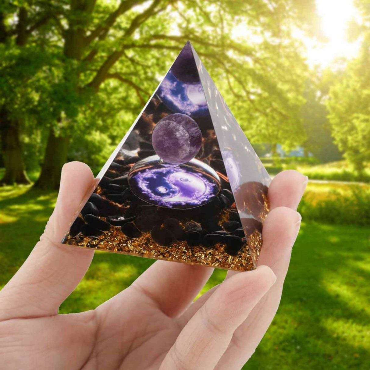 Piramida Orgonica cu cristale vindecatoare de Ametist, Obsidian, foita aurie, rasina naturala si sfera din cristal ametist 8 cm - pentru energie pozitiva si reducerea stresului
