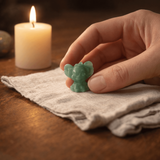 Figurina din aventurin verde, pastratoare de speranta si echilibru interior.