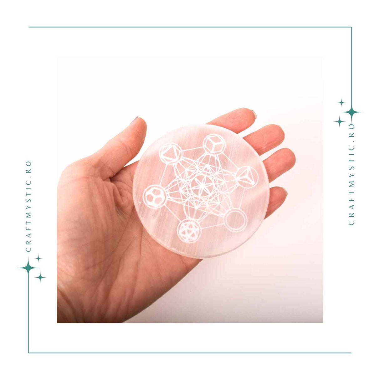Placa Rotunda din Selenit Natural cu Cubul lui Metatron 8x8 cm– Purificare si Echilibru Energetic