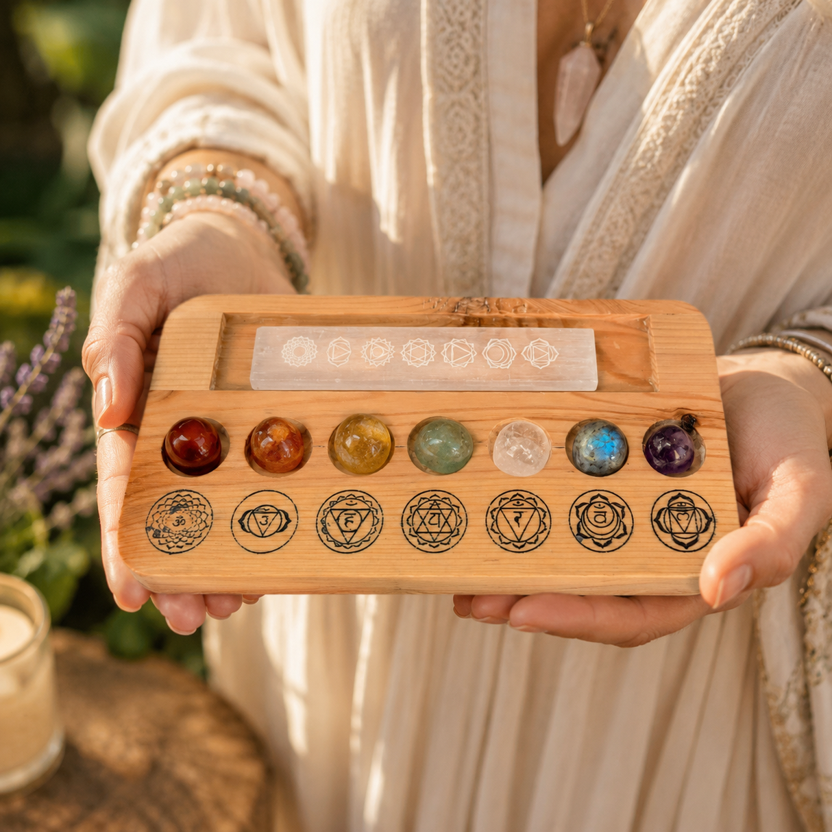 Set 7 Pietre Chakra cu Placa de Selenit si Suport din Lemn – Echilibru Energetic si Purificare