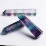Set 2 turnuri din cristale semipretiose vindecatore hexagonale Fluorit curcubeu - Obelisc cu inaltimea de 5 cm