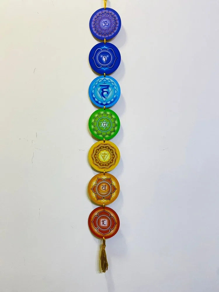 Decor pentru Perete cu franjuri reprezentand Cele 7 Chakre, Realizat din Lemn, cu Lungimea de 65 cm