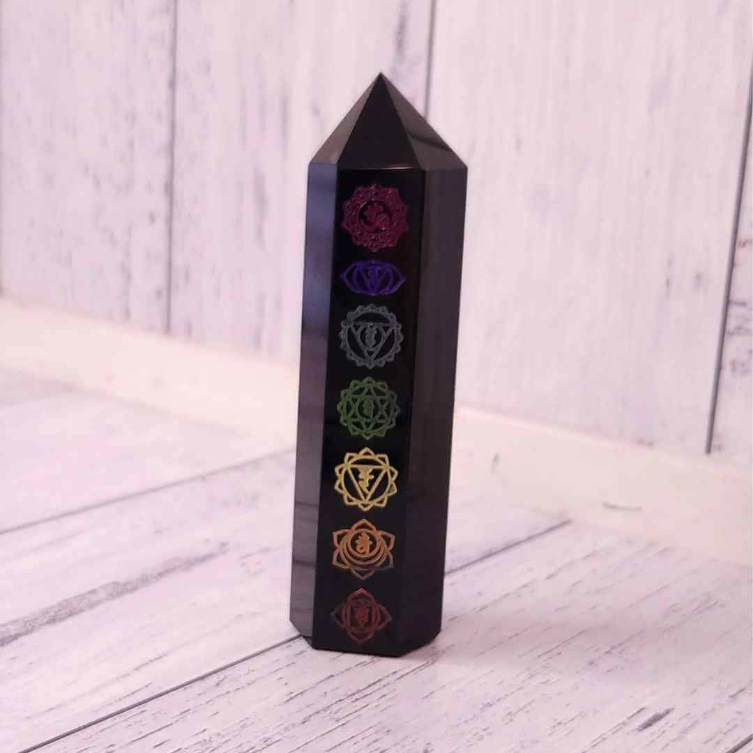 Turn de cristal din Obsidian Negru 9-10 cm cu cele 7 Chakre - Baghetă hexagonală pentru vindecare, reiki și decor pentru casă și birou